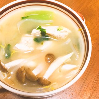 チンゲン菜とチキンの味噌コンソメスープ